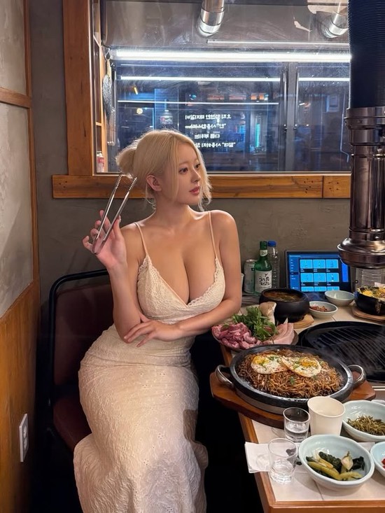 Bất ngờ "lên hình" ở Phú Quốc, người đẹp xứ Kim Chi khiến dân tình chao đảo với gu thời trang táo bạo giữa cảnh biển thơ mộng- Ảnh 1.