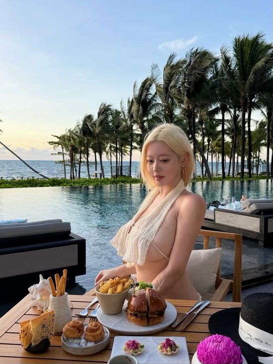 Bất ngờ "lên hình" ở Phú Quốc, người đẹp xứ Kim Chi khiến dân tình chao đảo với gu thời trang táo bạo giữa cảnh biển thơ mộng- Ảnh 6.