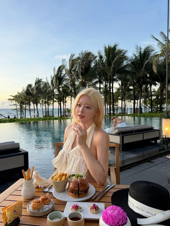 Bất ngờ "lên hình" ở Phú Quốc, người đẹp xứ Kim Chi khiến dân tình chao đảo với gu thời trang táo bạo giữa cảnh biển thơ mộng- Ảnh 8.