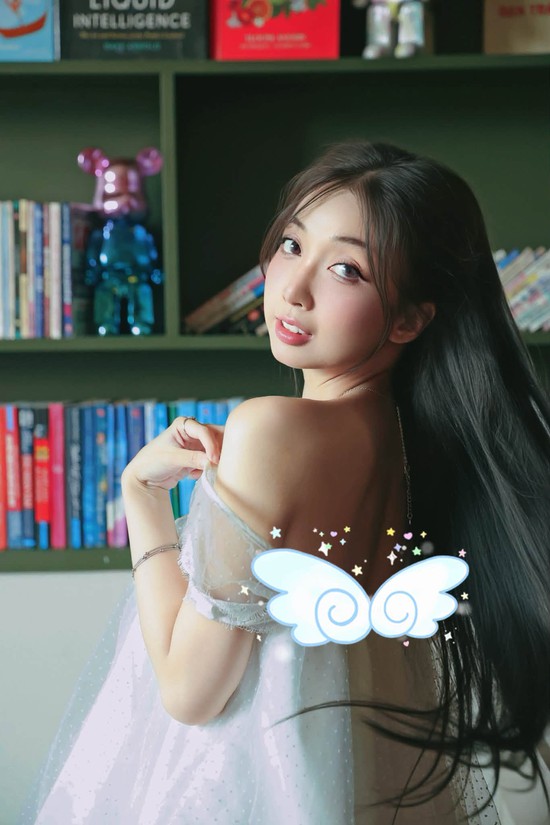 MC Hoài An kéo áo hững hờ, khiến anh em game thủ không thể ngừng mê mẩn- Ảnh 3.