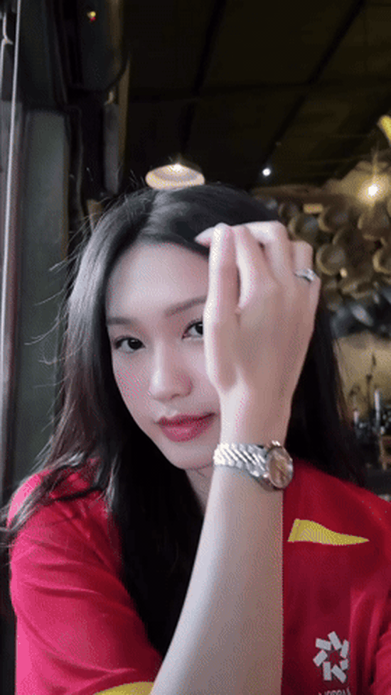 Doãn Hải My, Chu Thanh Huyền xinh đẹp đọ sắc sẵn sàng cổ vũ ĐT Việt Nam đấu Malaysia, visual "mỗi người một vẻ mười phân vẹn mười" - Ảnh 1.