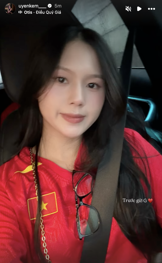Doãn Hải My, Chu Thanh Huyền xinh đẹp đọ sắc sẵn sàng cổ vũ ĐT Việt Nam đấu Malaysia, visual "mỗi người một vẻ mười phân vẹn mười" - Ảnh 3.