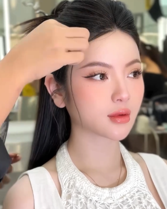 Chu Thanh Huyền đáp trả bình luận chê vòng 1 "tí hon" - Ảnh 4.