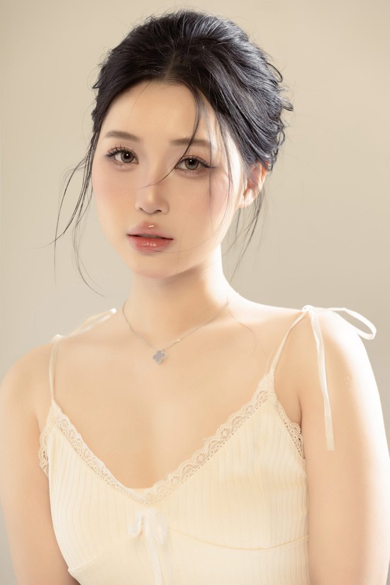 Streamer Chubby khoe hình hóa nàng thơ, “người chị em” có hành động khó hiểu, trêu đùa hay thiếu tinh tế?- Ảnh 1.