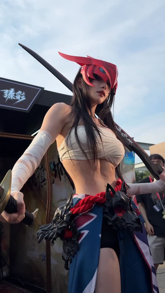 Body hoàn hảo của nữ coser đình đám xứ Trung: "Chấp" cả kéo chân, xóa mỡ bụng mà ngoài đời vẫn "đỉnh" đến mức này!- Ảnh 4.