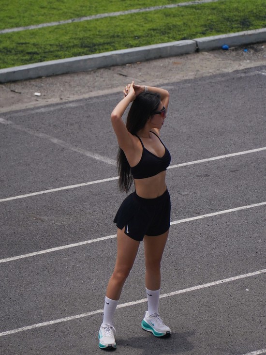 "Trốn" tập gym, hot girl ra biển đón hè, khiến người xem mê mẩn trước vóc dáng quyến rũ- Ảnh 3.