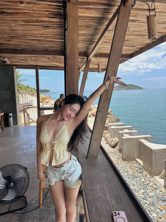 "Trốn" tập gym, hot girl ra biển đón hè, khiến người xem mê mẩn trước vóc dáng quyến rũ- Ảnh 5.