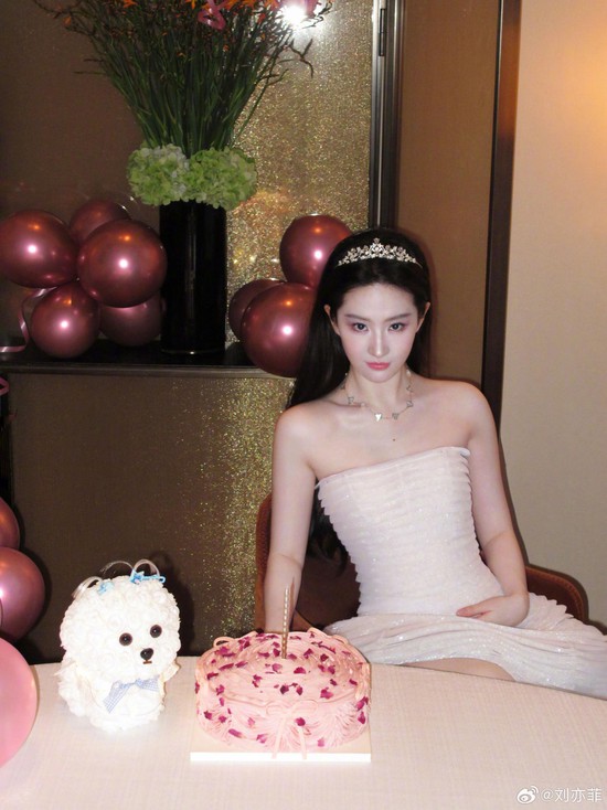 Lưu Diệc Phi đón sinh nhật tuổi 39, visual "chấn động" không khác gì 19 - Ảnh 2.