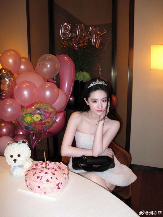 Lưu Diệc Phi đón sinh nhật tuổi 39, visual "chấn động" không khác gì 19 - Ảnh 1.