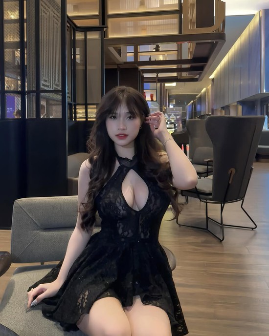 "Xả ảnh" biển trước khi hết hè, nàng hot girl xinh đẹp "đốn tim" người xem với vóc dáng ấn tượng- Ảnh 2.