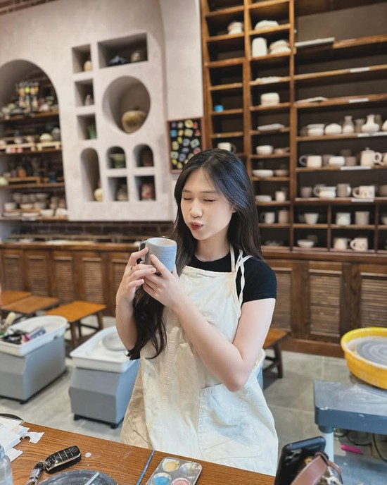 "Xả ảnh" biển trước khi hết hè, nàng hot girl xinh đẹp "đốn tim" người xem với vóc dáng ấn tượng- Ảnh 1.