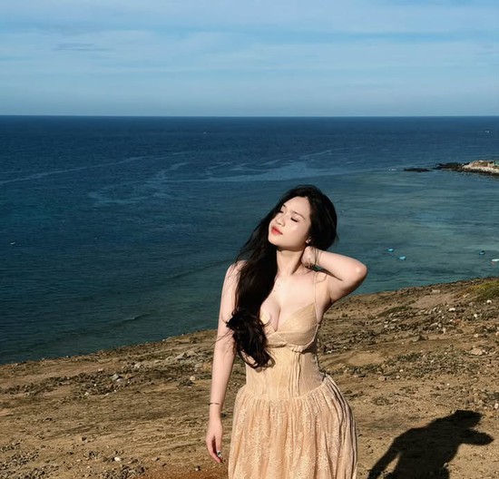 "Xả ảnh" biển trước khi hết hè, nàng hot girl xinh đẹp "đốn tim" người xem với vóc dáng ấn tượng- Ảnh 4.