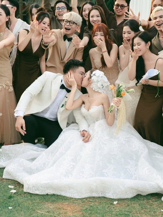 Cận cảnh biểu cảm của Ngọc Kem khi nhìn người khác hạnh phúc- Ảnh 6.