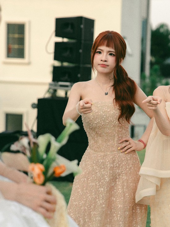 Cận cảnh biểu cảm của Ngọc Kem khi nhìn người khác hạnh phúc- Ảnh 4.