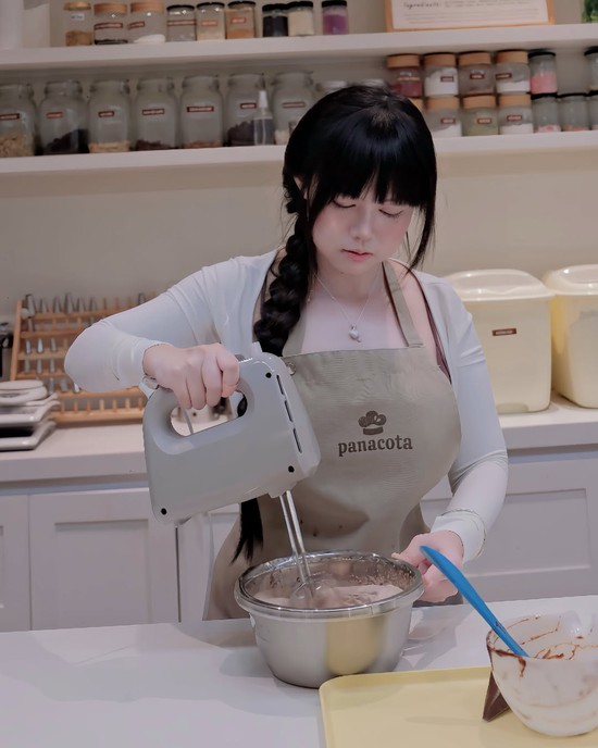 Vào bếp làm bánh, hot TikToker khiến CĐM thích thú vì đã xinh đẹp còn khéo léo, đảm đang- Ảnh 5.