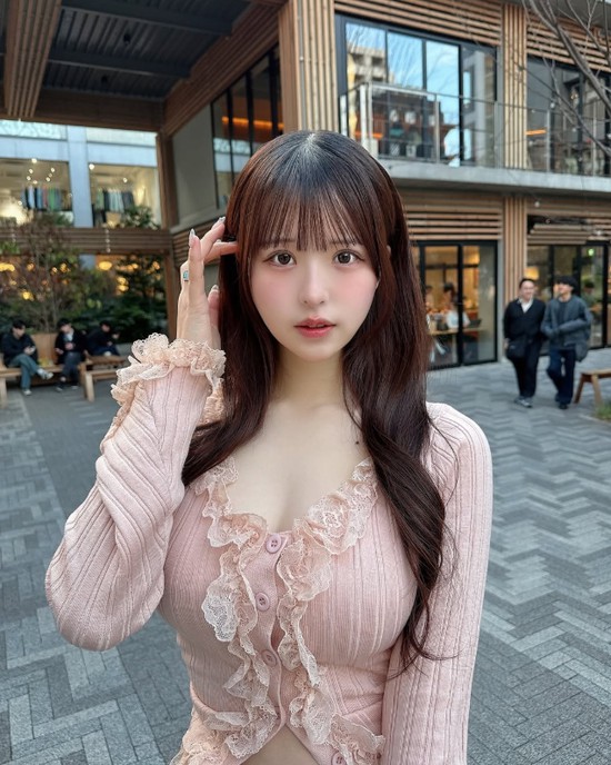 Chỉ đi chơi công viên, hot girl xinh đẹp bất ngờ bị chỉ trích nặng nề, tranh cãi tột độ chỉ vì trang phục- Ảnh 1.