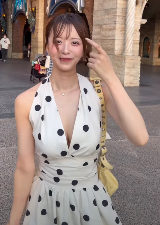 Chỉ đi chơi công viên, hot girl xinh đẹp bất ngờ bị chỉ trích nặng nề, tranh cãi tột độ chỉ vì trang phục- Ảnh 4.