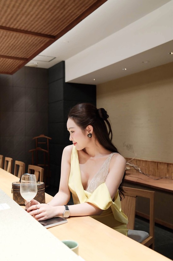 Lê Phương Anh tiếp tục "đốt mắt" dân mạng, nghỉ lễ cứ chill chill vậy thôi!- Ảnh 7.