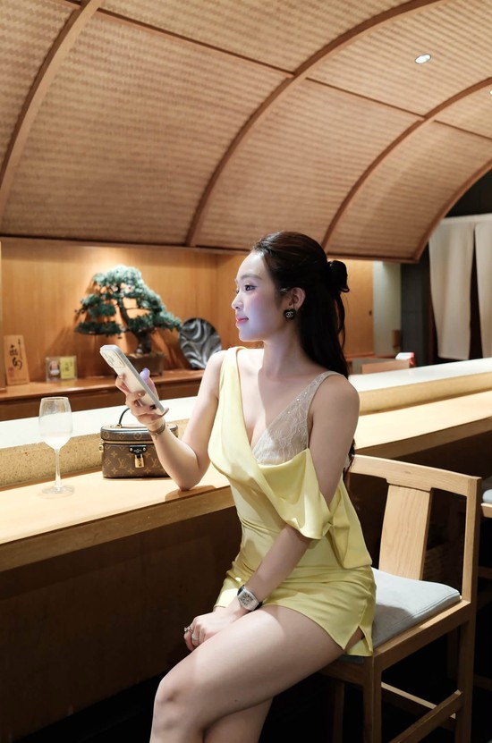 Lê Phương Anh tiếp tục "đốt mắt" dân mạng, nghỉ lễ cứ chill chill vậy thôi!- Ảnh 5.