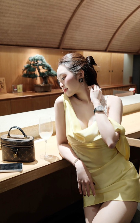 Lê Phương Anh tiếp tục "đốt mắt" dân mạng, nghỉ lễ cứ chill chill vậy thôi!- Ảnh 6.