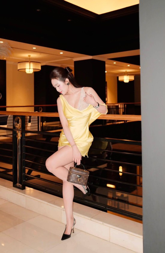 Lê Phương Anh tiếp tục "đốt mắt" dân mạng, nghỉ lễ cứ chill chill vậy thôi!- Ảnh 2.