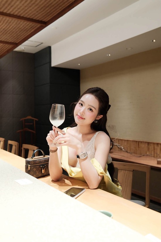 Lê Phương Anh tiếp tục "đốt mắt" dân mạng, nghỉ lễ cứ chill chill vậy thôi!- Ảnh 1.