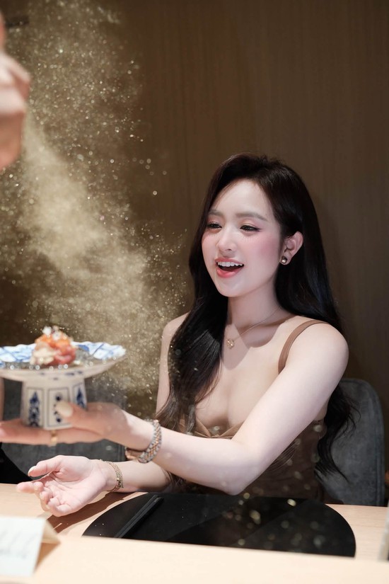 Lê Phương Anh tiếp tục "đốt mắt" dân mạng, nghỉ lễ cứ chill chill vậy thôi!- Ảnh 9.
