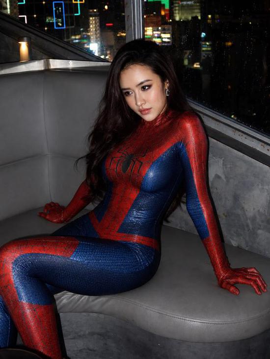 Mỹ nhân thường được gọi là "vợ Phó chủ tịch" bắt trend Người Nhện: Body nóng bỏng khiến Facebook cũng không tin vào mắt mình- Ảnh 4.