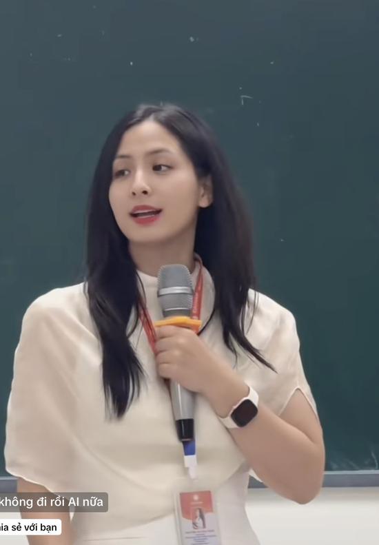 "Sốt rần rần" cô giáo xinh như nữ chính ngôn tình, xem video chân thực ngỡ như đang học trực tiếp- Ảnh 2.