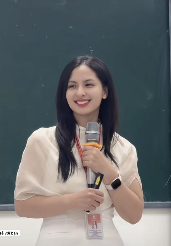 "Sốt rần rần" cô giáo xinh như nữ chính ngôn tình, xem video chân thực ngỡ như đang học trực tiếp- Ảnh 1.
