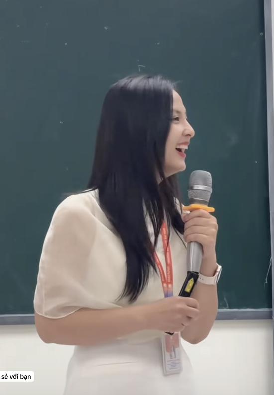 "Sốt rần rần" cô giáo xinh như nữ chính ngôn tình, xem video chân thực ngỡ như đang học trực tiếp- Ảnh 4.
