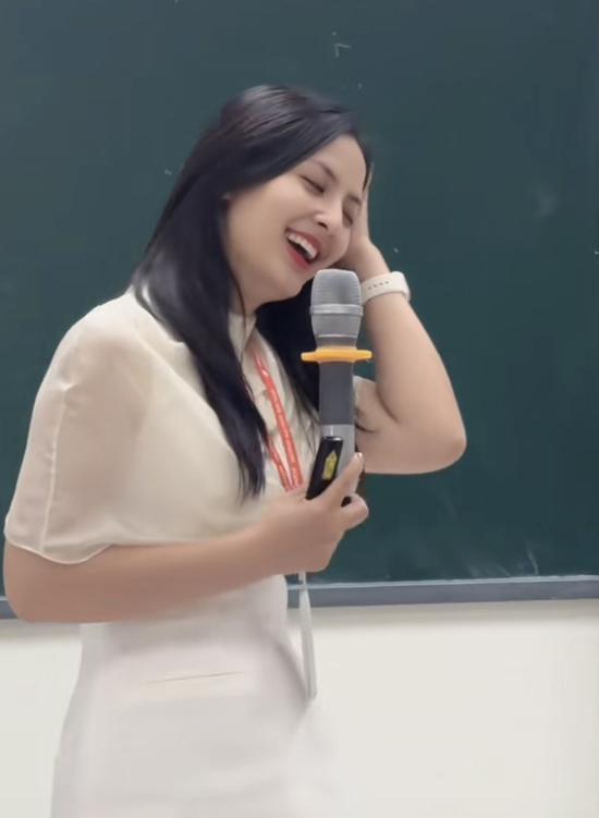 "Sốt rần rần" cô giáo xinh như nữ chính ngôn tình, xem video chân thực ngỡ như đang học trực tiếp- Ảnh 3.