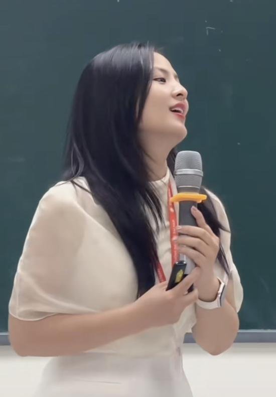 "Sốt rần rần" cô giáo xinh như nữ chính ngôn tình, xem video chân thực ngỡ như đang học trực tiếp- Ảnh 7.