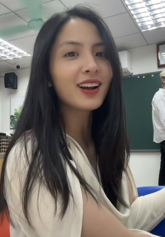 "Sốt rần rần" cô giáo xinh như nữ chính ngôn tình, xem video chân thực ngỡ như đang học trực tiếp- Ảnh 11.