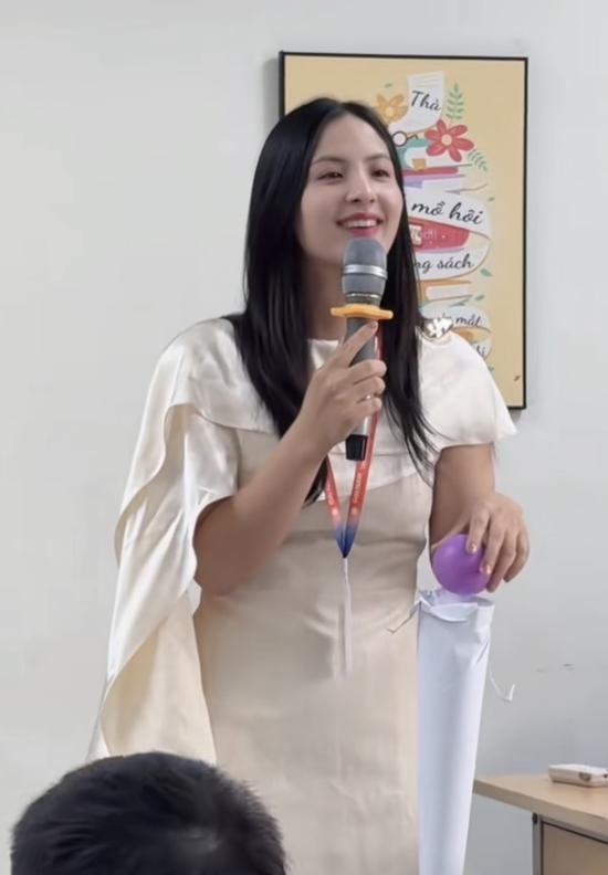 "Sốt rần rần" cô giáo xinh như nữ chính ngôn tình, xem video chân thực ngỡ như đang học trực tiếp- Ảnh 6.