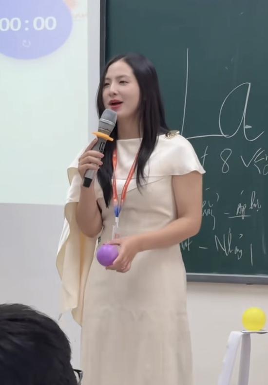 "Sốt rần rần" cô giáo xinh như nữ chính ngôn tình, xem video chân thực ngỡ như đang học trực tiếp- Ảnh 5.