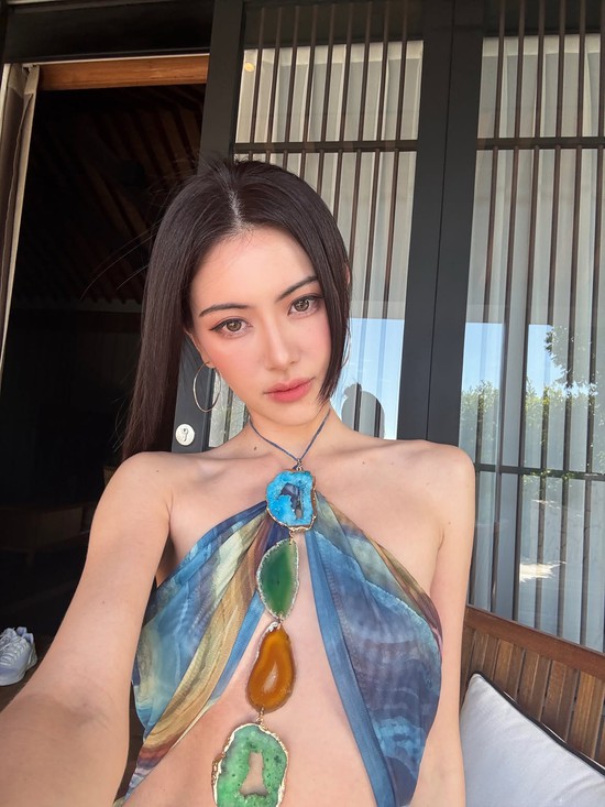 Đến chồng tài tử cũng không chịu nổi sắc vóc của "ma nữ" Mai Davika tại resort đắt nhất Việt Nam - Ảnh 2.