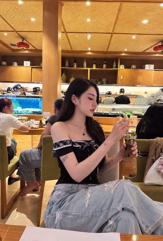 Đi uống Starbucks thôi mà hot girl này cũng khiến người xem phải "đứng ngồi không yên"- Ảnh 1.