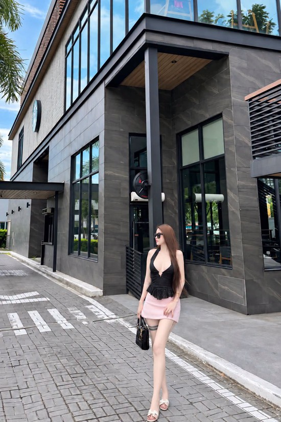 Đi uống Starbucks thôi mà hot girl này cũng khiến người xem phải "đứng ngồi không yên"- Ảnh 2.