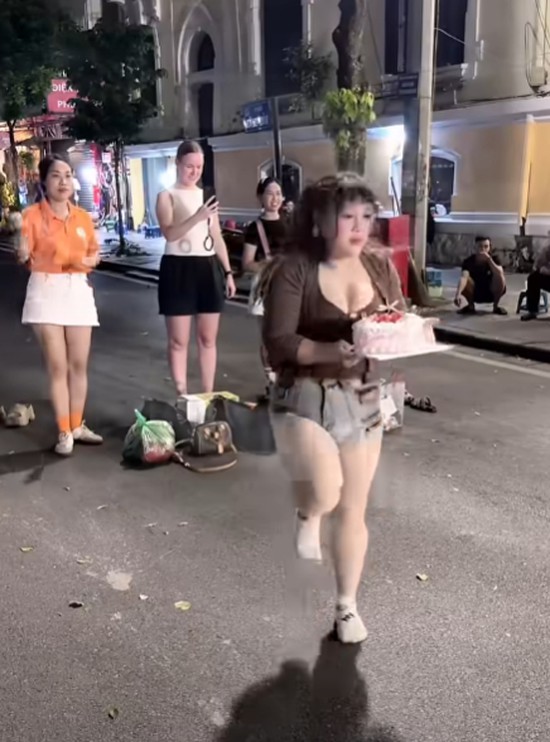Video đón tuổi mới với "nghi thức" độc lạ của hot girl nhảy dây, cuốn đến nỗi hút gần 4 triệu view trong một ngày- Ảnh 2.