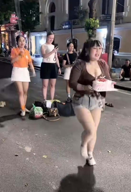 Video đón tuổi mới với "nghi thức" độc lạ của hot girl nhảy dây, cuốn đến nỗi hút gần 4 triệu view trong một ngày- Ảnh 3.