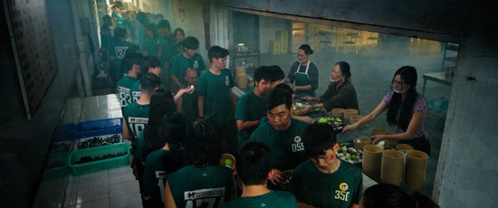 Việt Nam mới có một phim sinh tồn quá khủng: 700 con người bị nhốt 1 chỗ, Squid Game thứ 2 là cái chắc- Ảnh 2.