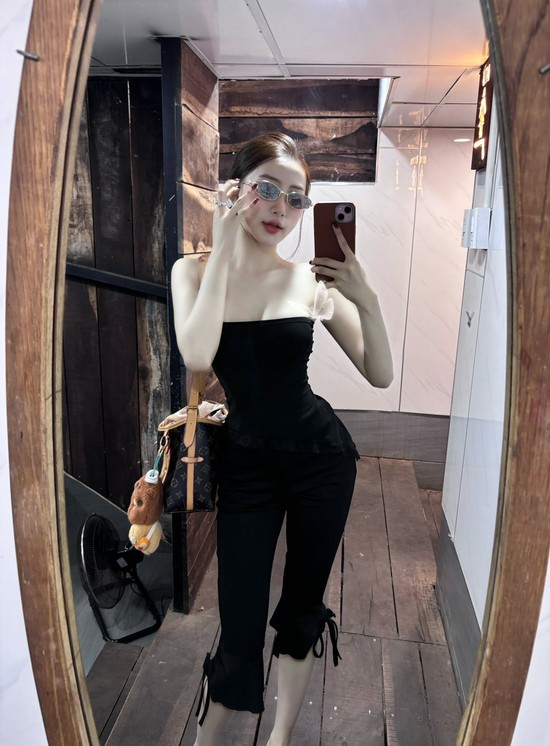 Mê đắm vóc dáng nữ tư vấn bán xe, fan lướt album ảnh không biết chán- Ảnh 5.