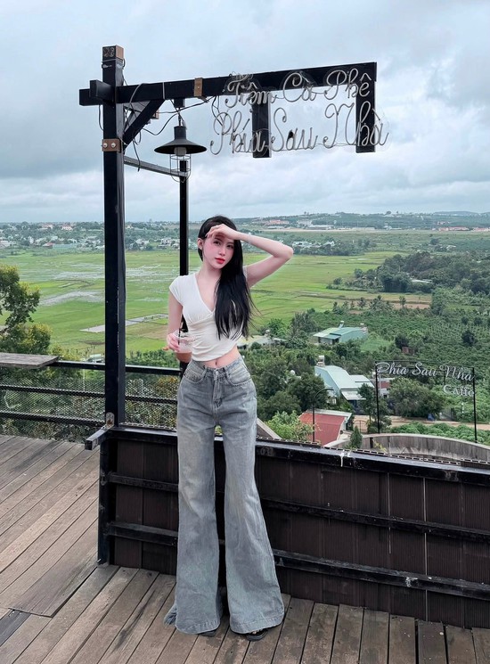 Mê đắm vóc dáng nữ tư vấn bán xe, fan lướt album ảnh không biết chán- Ảnh 2.