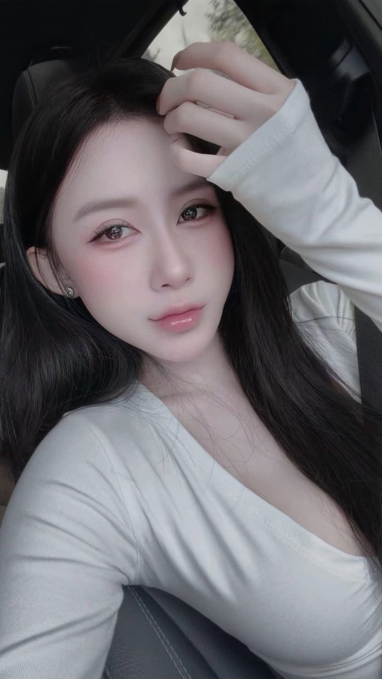 Mê đắm vóc dáng nữ tư vấn bán xe, fan lướt album ảnh không biết chán- Ảnh 6.