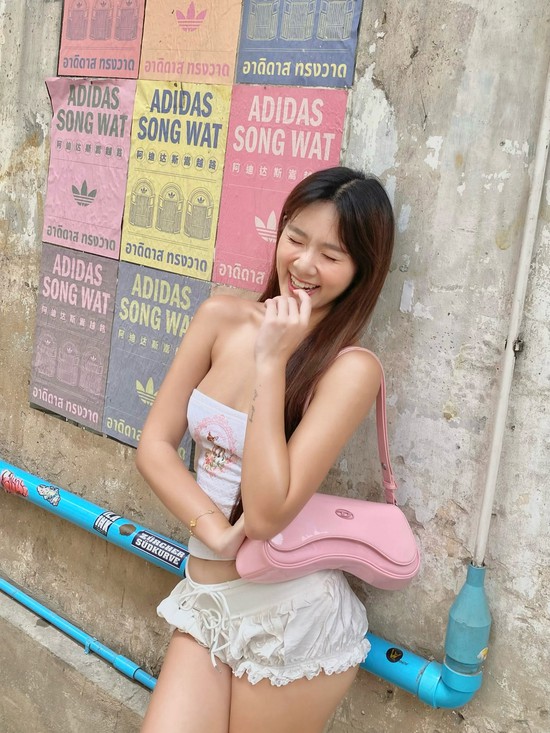 Nàng Kim lại tăng độ "bạo", diện trang phục nhỏ xíu chơi pick gây tranh cãi- Ảnh 4.
