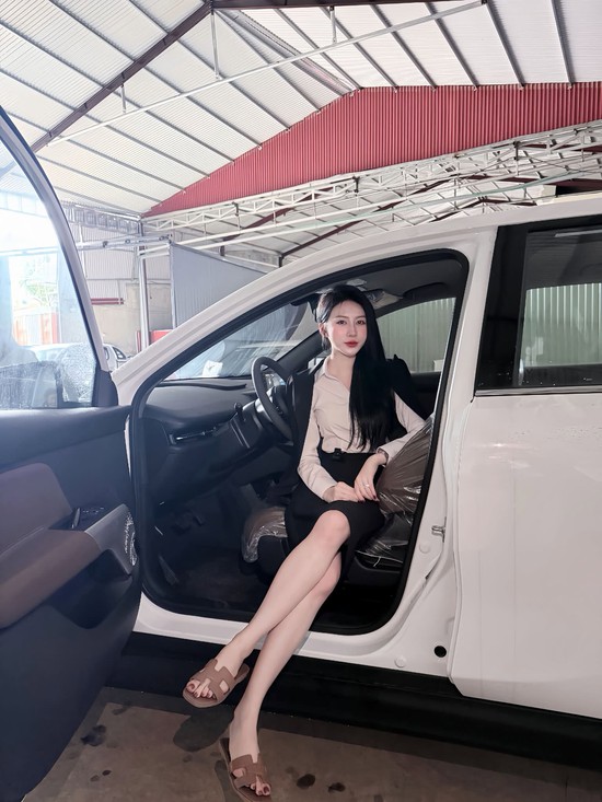 Mê đắm vóc dáng nữ tư vấn bán xe, fan lướt album ảnh không biết chán- Ảnh 1.