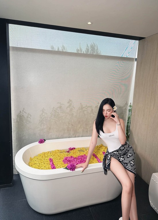 Mẹ 3 con vẫn tự tin khoe dáng, nhan sắc ấn tượng của hot girl U40 khiến CĐM phải trầm trồ- Ảnh 3.