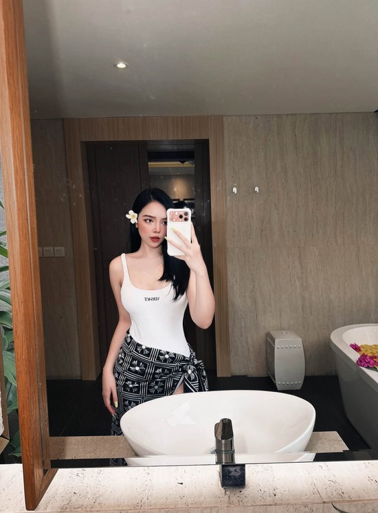 Mẹ 3 con vẫn tự tin khoe dáng, nhan sắc ấn tượng của hot girl U40 khiến CĐM phải trầm trồ- Ảnh 1.