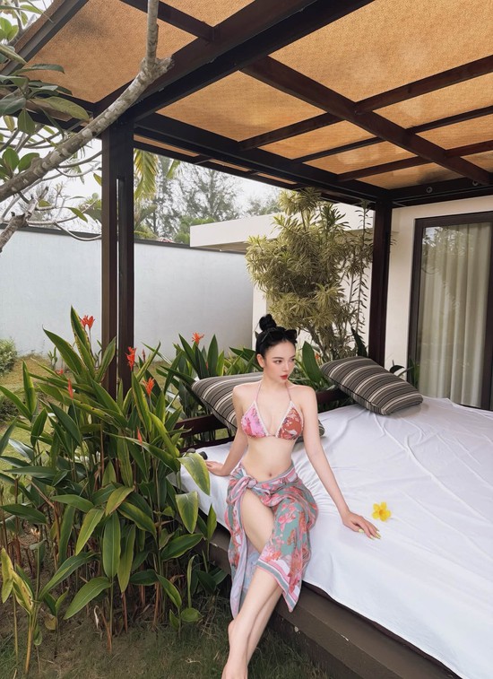 Mẹ 3 con vẫn tự tin khoe dáng, nhan sắc ấn tượng của hot girl U40 khiến CĐM phải trầm trồ- Ảnh 4.